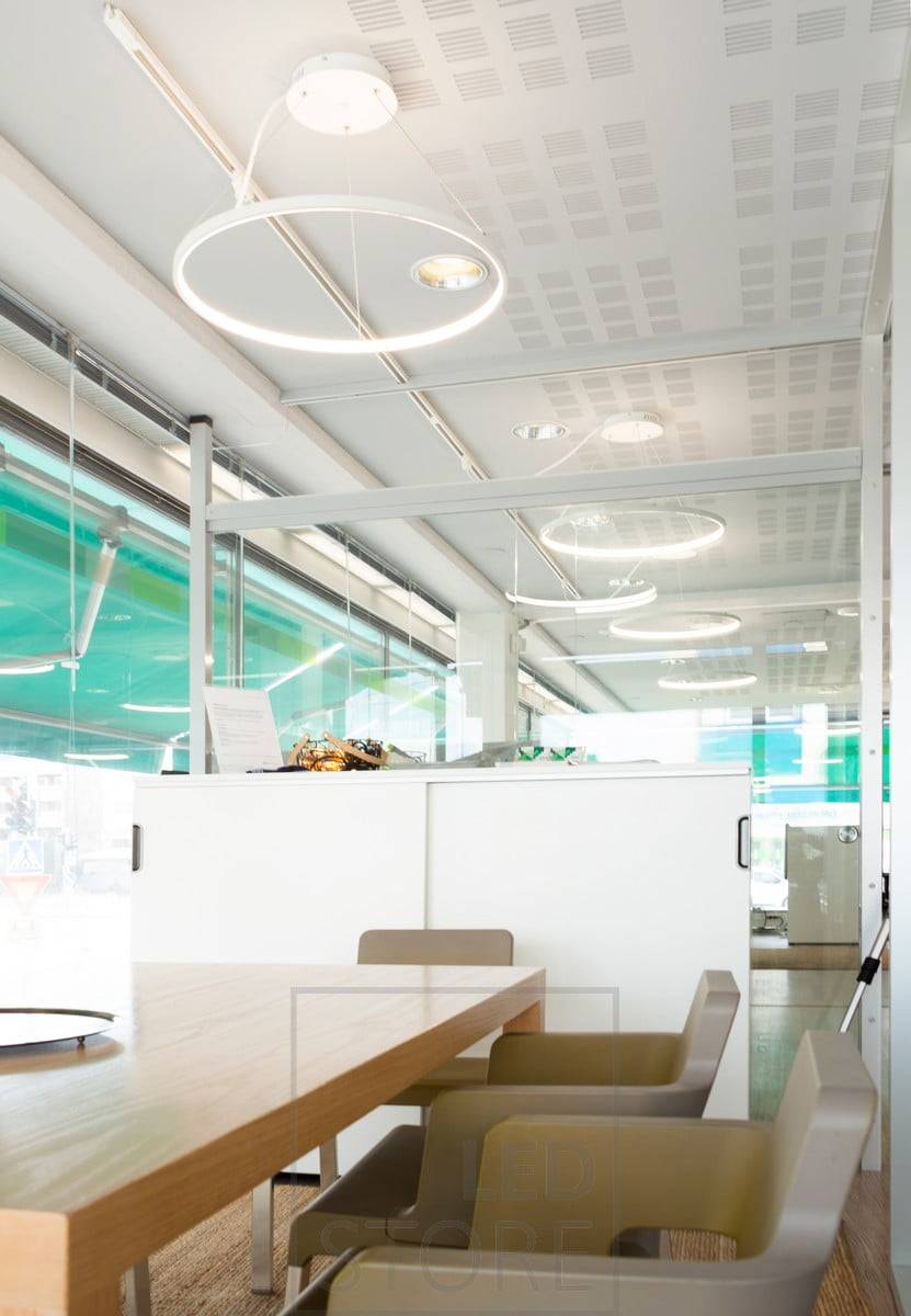 La oficina está iluminada por las elegantes y minimalistas luminarias colgantes RINKELI de luz agradable y regulable. Ledstore.fi