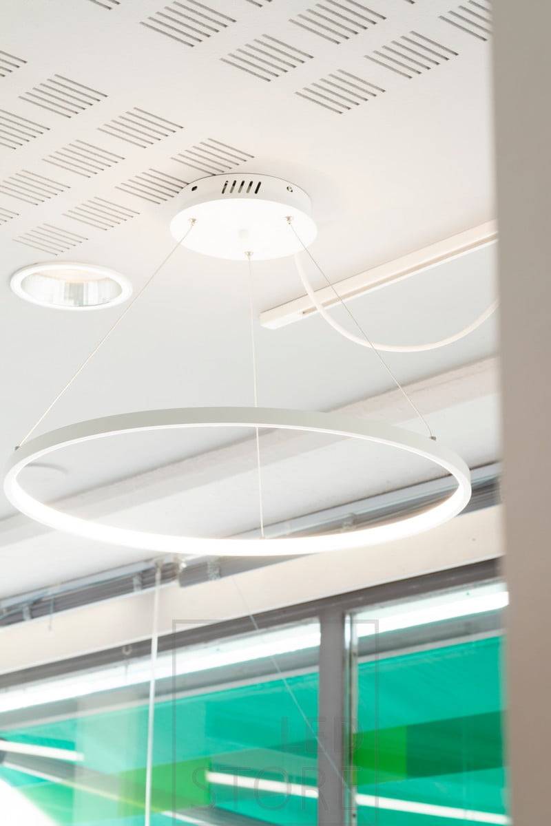 Luminaria de suspensión RINKELI que ilumina una oficina. La luz entra a través de un difusor blanco, desde el anillo interior de la luminaria. Ledstore.fi