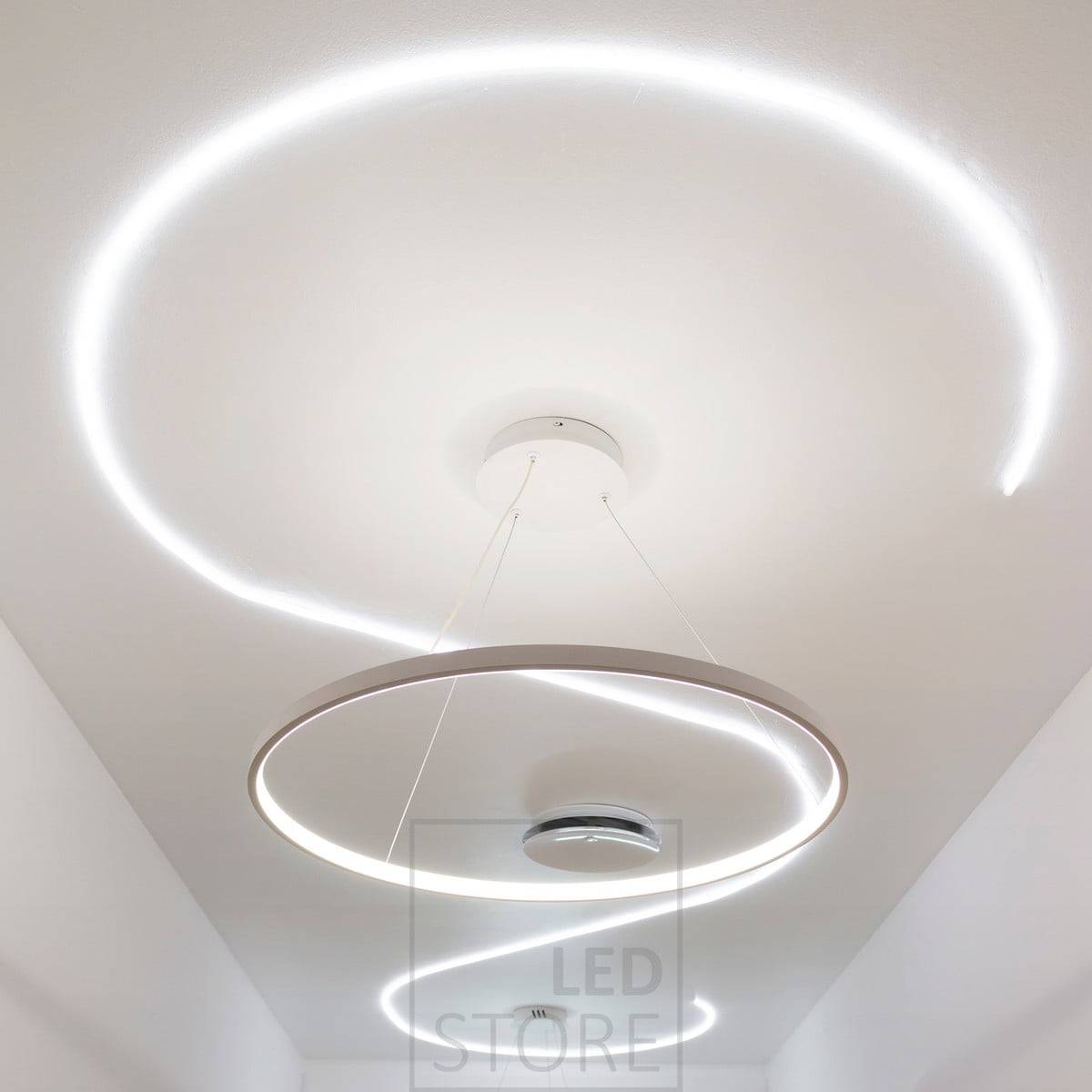 Minimalista y elegante luminaria colgante RINKELI combinada con tira led NEON empotrada en el techo. Ledstore.fi
