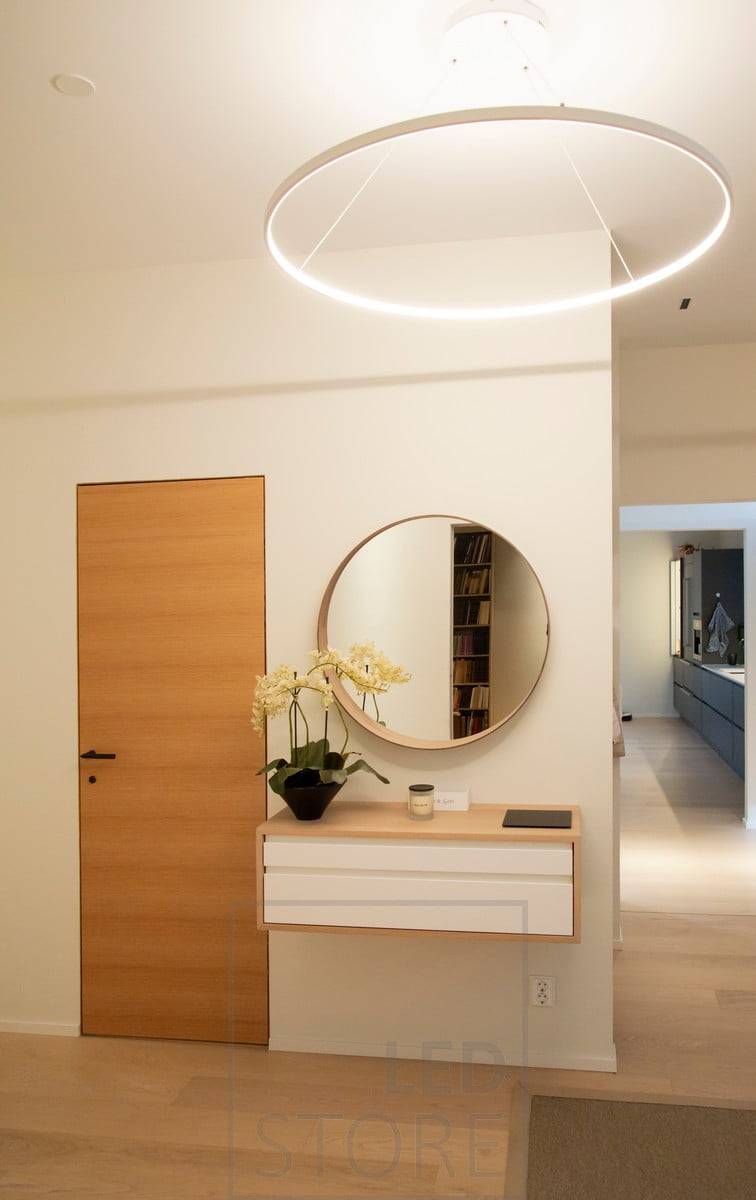 RINKELI como iluminación de pasillo. La luminaria tiene 100 cm de diámetro y es un elemento llamativo en el pasillo. Ledstore.fi