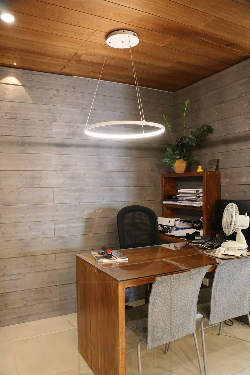Sobre el escritorio, una lámpara colgante RINKELI proporciona una buena luz de trabajo. Ledstore.fi