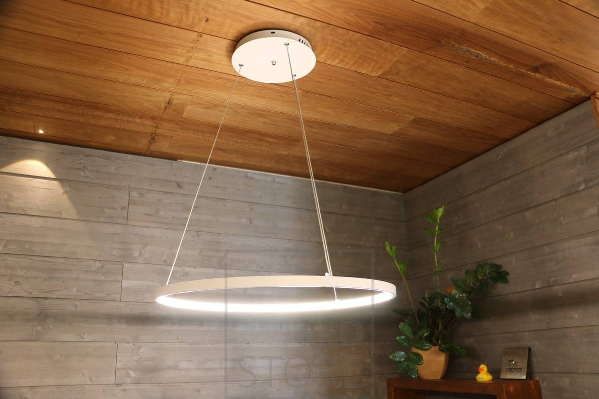 La lámpara colgante RINKELI es minimalista y elegante, adecuada no sólo para hogares sino también para oficinas. La luz llega a través de un difusor blanco, desde el marco interior de la luminaria. Ledstore.fi
