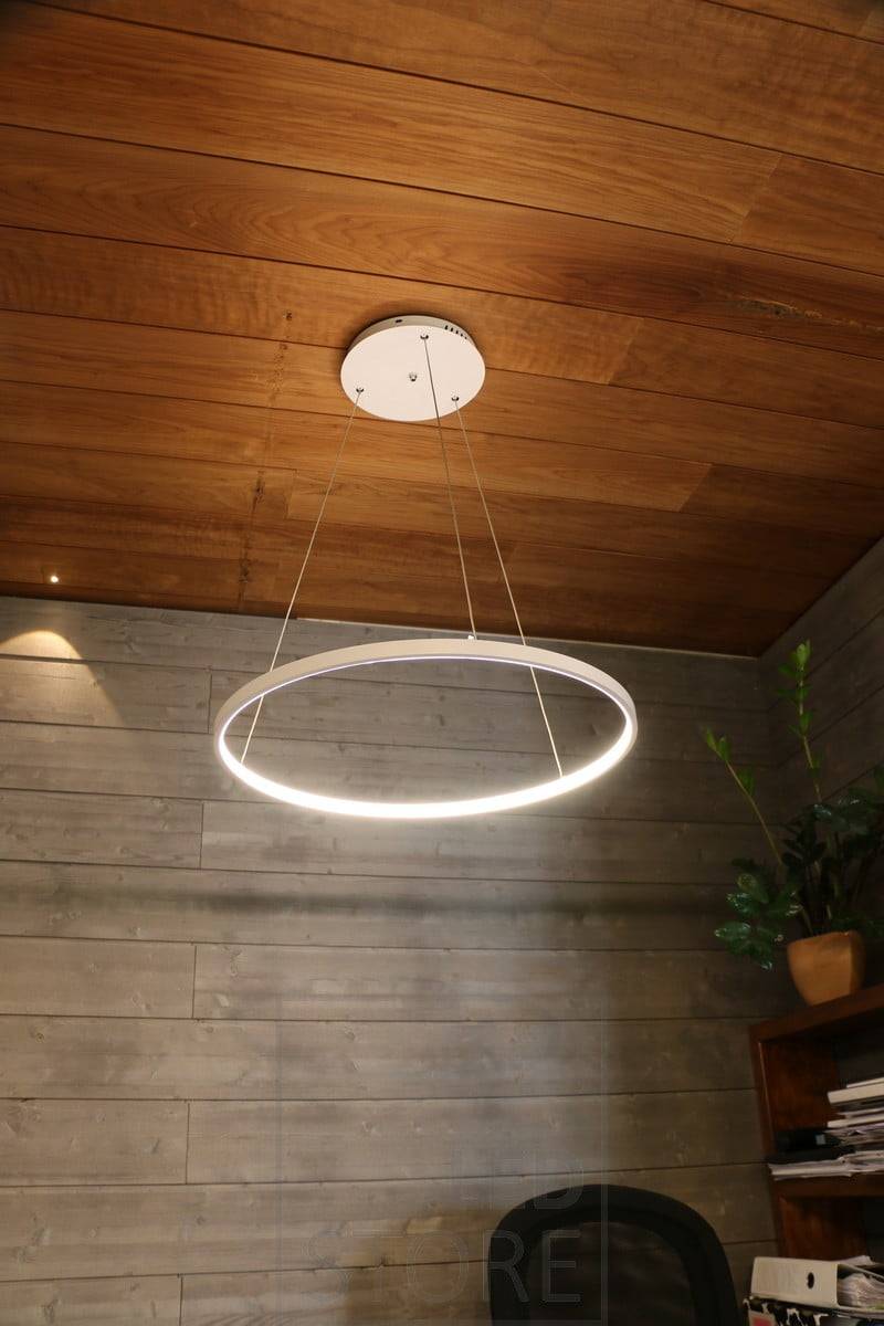 La lámpara colgante RINKELI es minimalista y elegante, adecuada no sólo para el hogar sino también para oficinas. Ledstore.fi