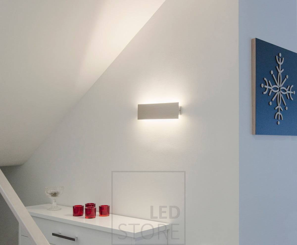 La luminaria de pared STRAIGHT Led proporciona luz indirecta en dos direcciones a través de la pared. Disponible en tres tamaños: 300 mm, 600 mm y 1.200 mm. Ledstore.fi