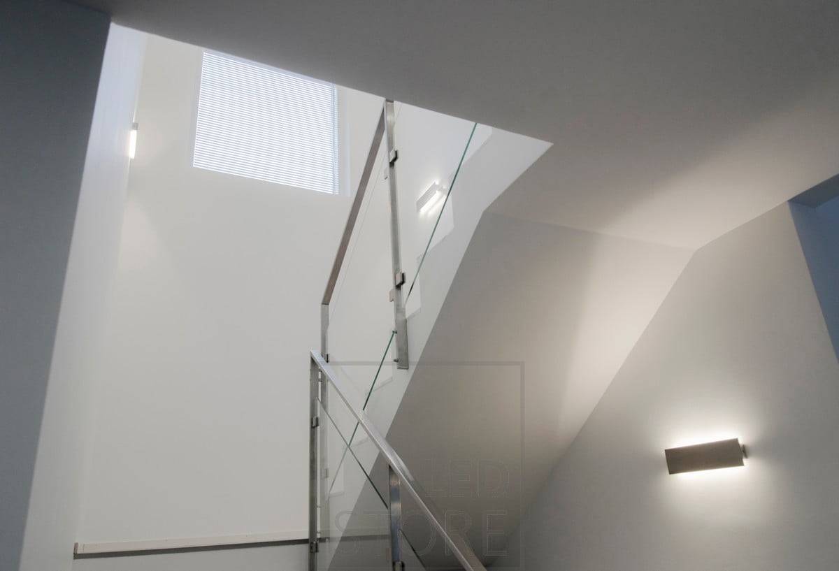 El aplique STRAIGHT Led de la escalera ilumina indirectamente arriba y abajo de la pared, aportando una suave luz de ambiente al espacio. Ledstore.fi