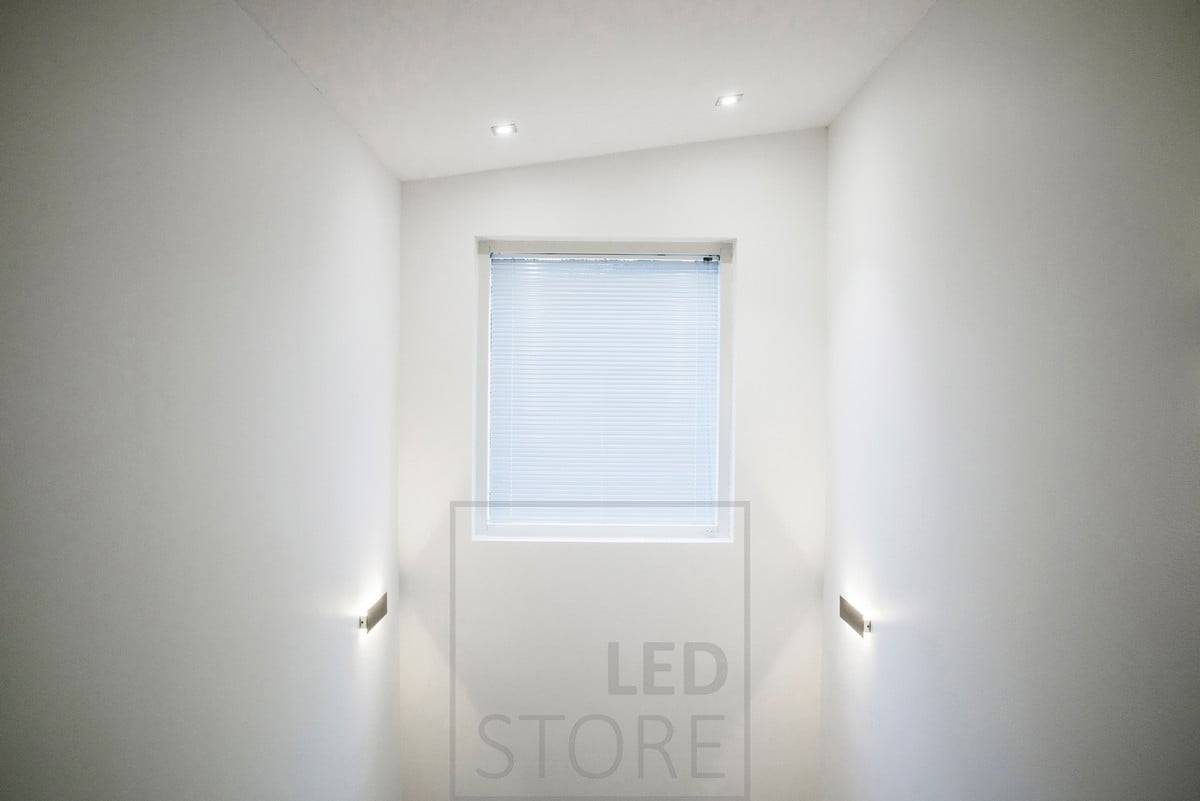 Aplique de pared STRAIGHT que proporciona una luz atmosférica e indirecta, aportando una iluminación ambiental a un espacio de techo alto a través de las paredes. Ledstore.fi