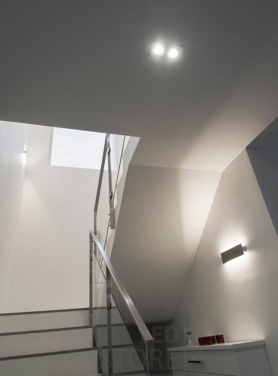 El aplique LED STRAIGHT para escaleras proporciona luz indirecta hacia arriba y hacia abajo de la pared, por lo que resulta especialmente adecuado para espacios atmosféricos. Ledstore.fi
