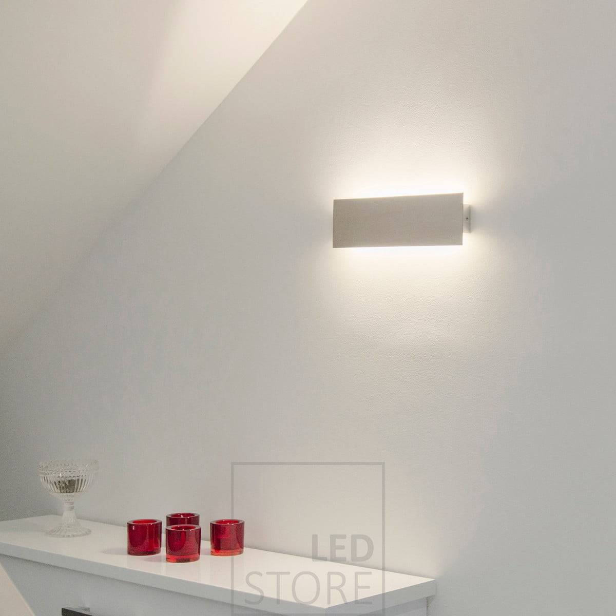 La luminaria de pared STRAIGHT Led proporciona luz indirecta en dos direcciones a través de la pared. Ledstore.fi
