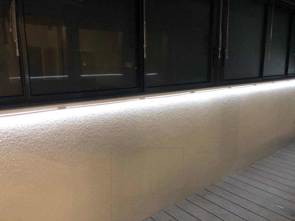 Cinta de leds fijada a un pasamanos. La cinta led NEON está integrada en el perfil plegable, lo que facilita su instalación en cualquier lugar. Ledstore.fi
