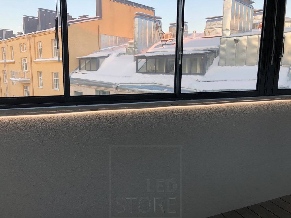 Tira de luz Led NEON montada bajo ventanas para proporcionar luz atmosférica. Ledstore.fi
