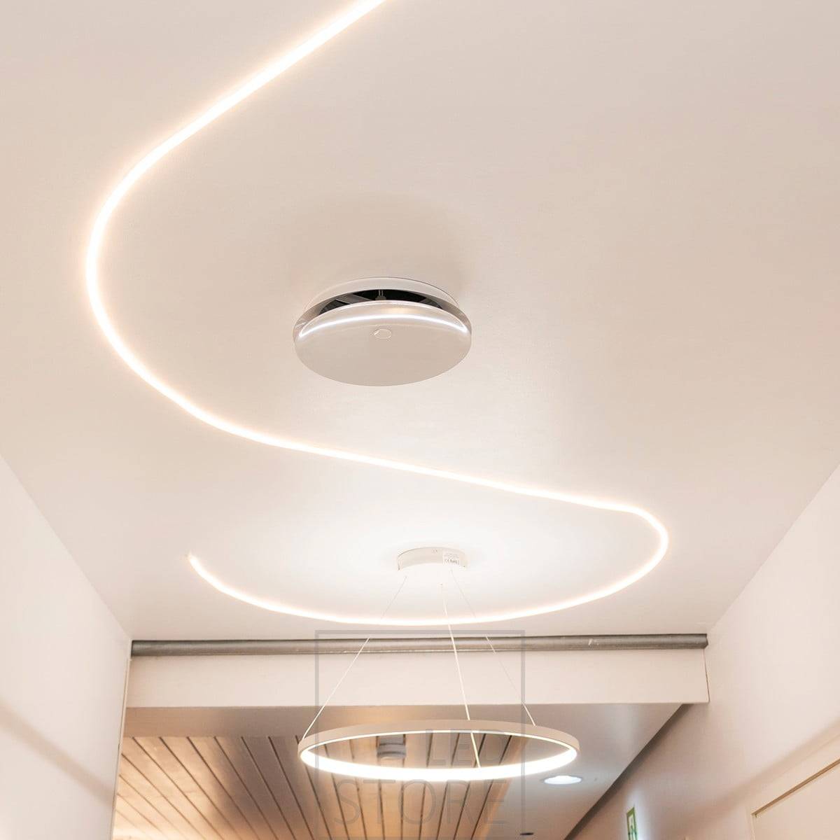 Con la tira de luz plegable NEON, puede crear fácilmente diferentes formas y sólo su imaginación es el límite para su uso. La temperatura de color de la luz se puede ajustar entre 2400K y 5400K. Ledstore.fi
