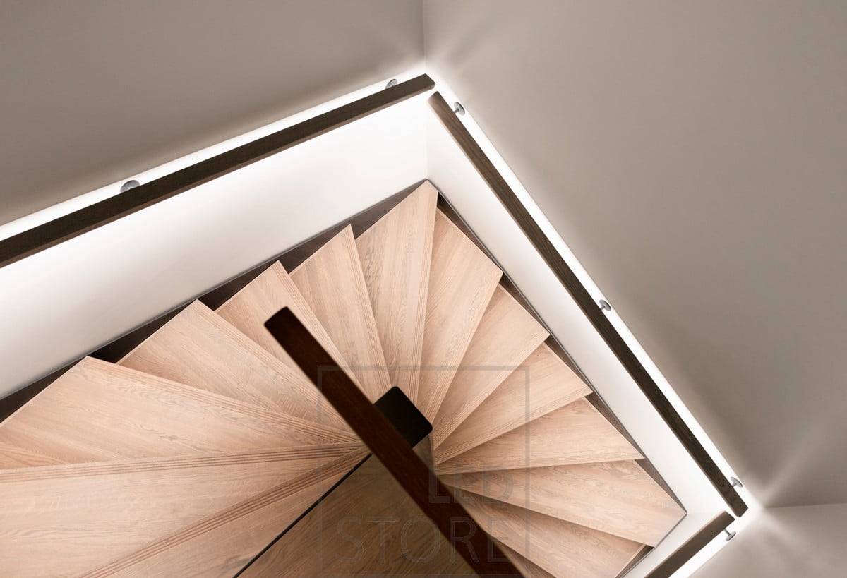 Cinta de leds en el pasamanos de una escalera, orientada hacia abajo. Iluminación indirecta en la escalera de forma suave y atmosférica. Ledstore.fi