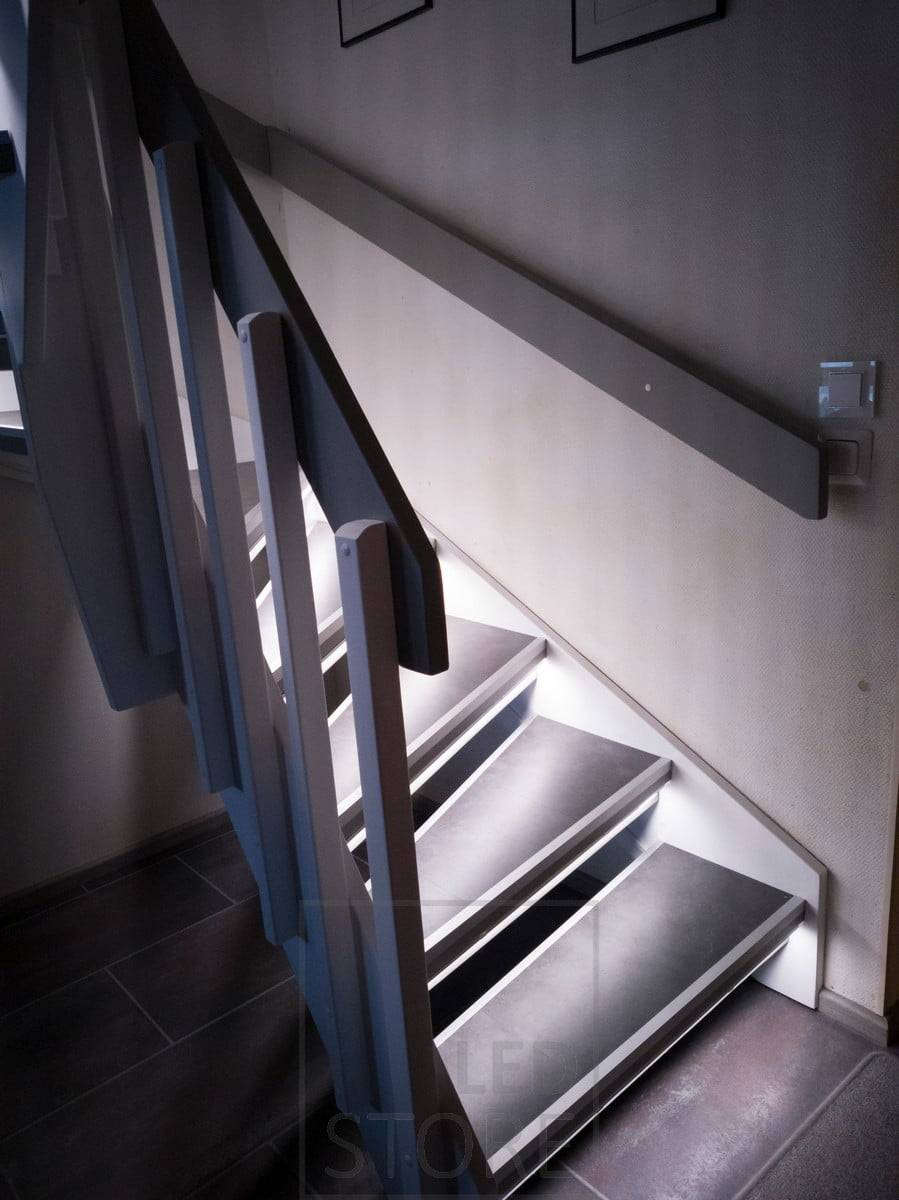 Iluminación de peldaños con tira de LED que ilumina indirectamente las escaleras. Ledstore.fi