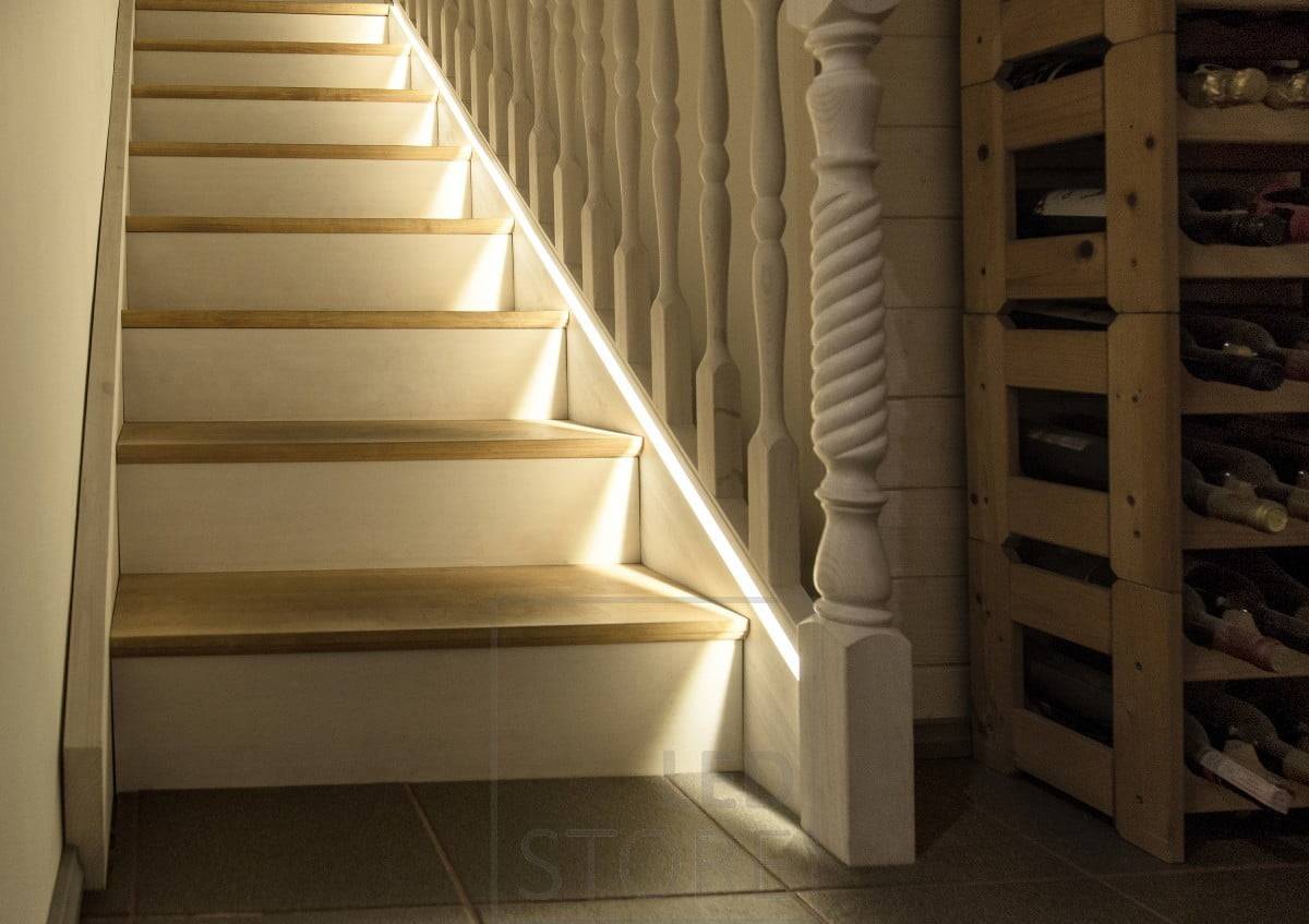 En la escalera, un perfil enrasado fresado a la altura de los peldaños, iluminando la escalera. Ledstore.fi