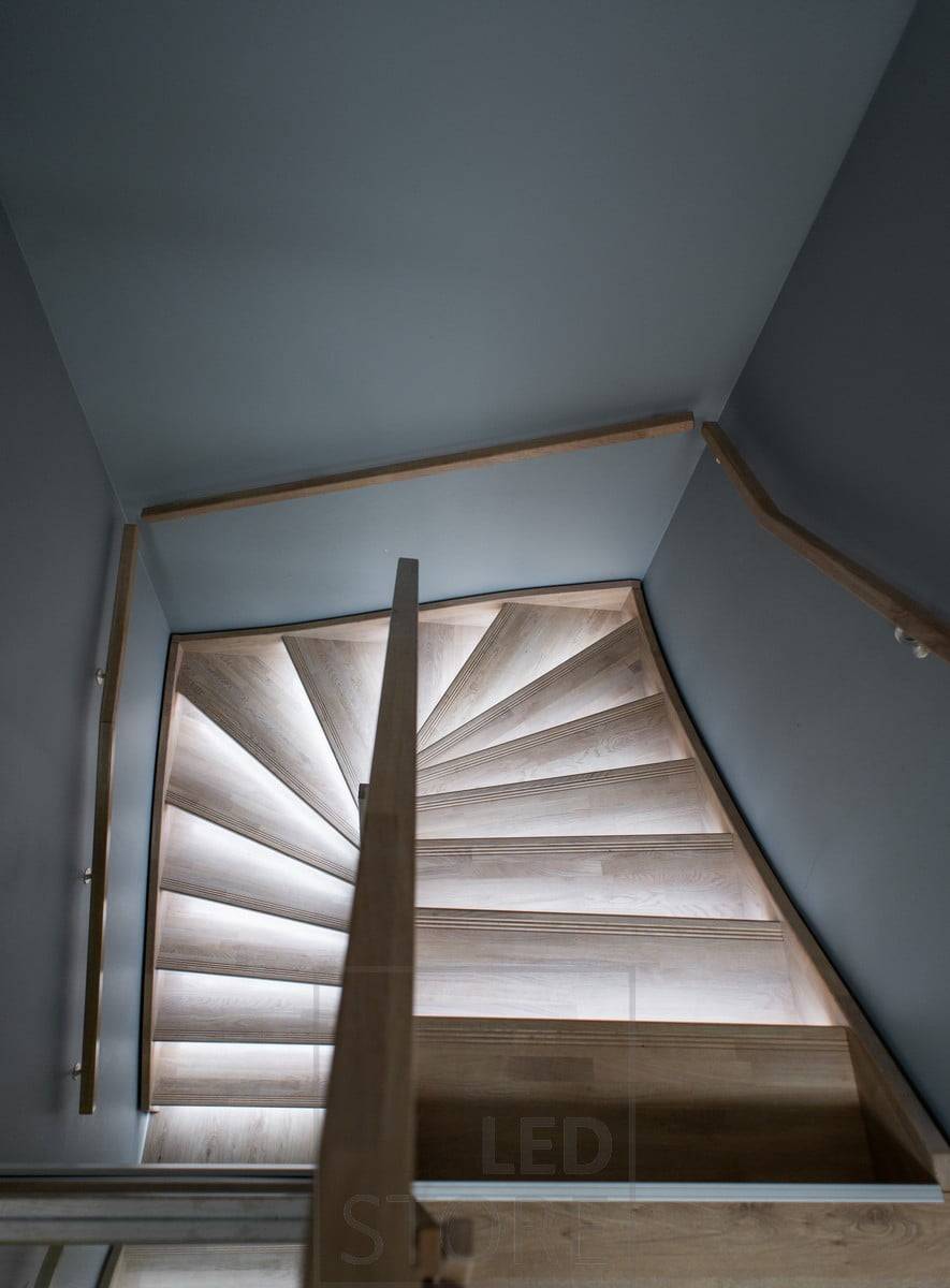 Iluminación indirecta en los peldaños de una escalera. Ledstore.fi