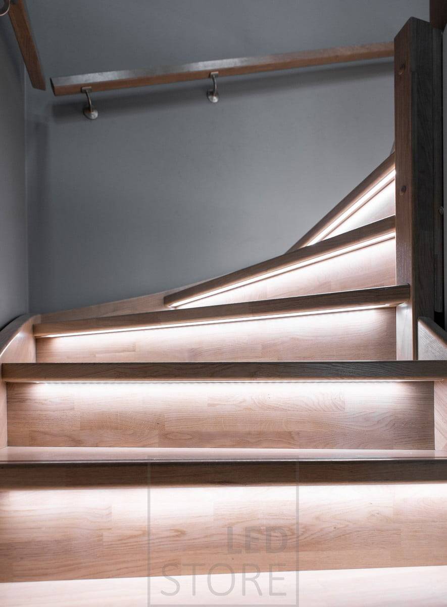 Iluminación indirecta en peldaños iluminando una escalera. Tiras de leds en el borde de los peldaños en el perfil enrasado. Ledstore.fi