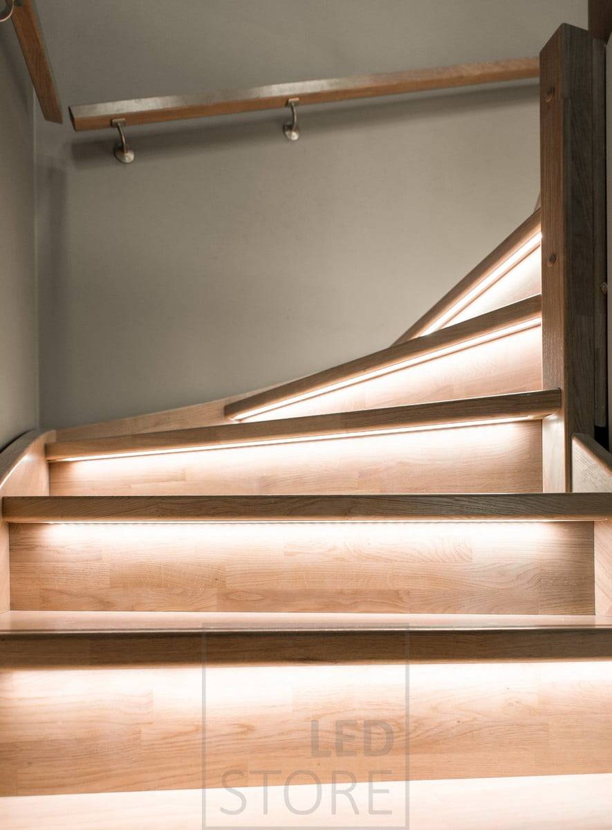 Iluminación indirecta controlada por temperatura de color en peldaños para iluminar una escalera. Tiras de leds en el perfil del montante, fresadas en el labio de la escalera. Ledstore.fi