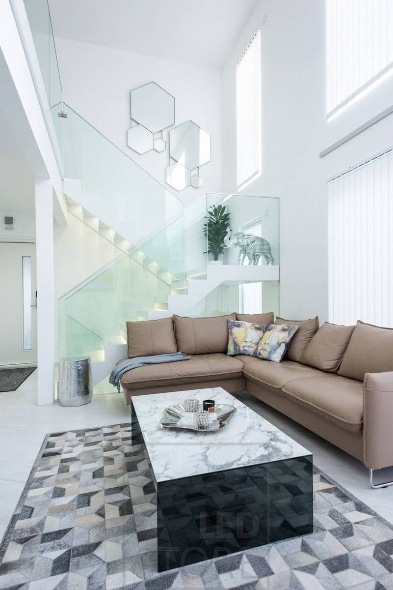 Una hermosa y espectacular escalera resaltada e iluminada por tiras de LED en los peldaños. Ledstore.fi