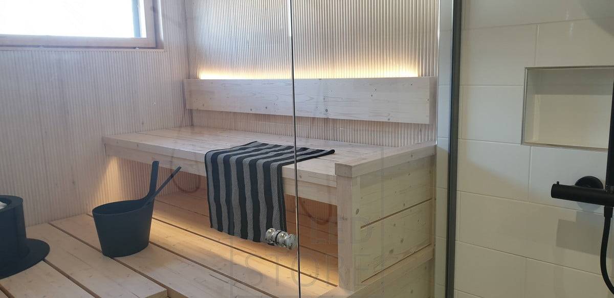 Tira de led para iluminación de sauna. Luz indirecta hacia arriba desde el respaldo y hacia abajo desde el techo. Ledstore.fi