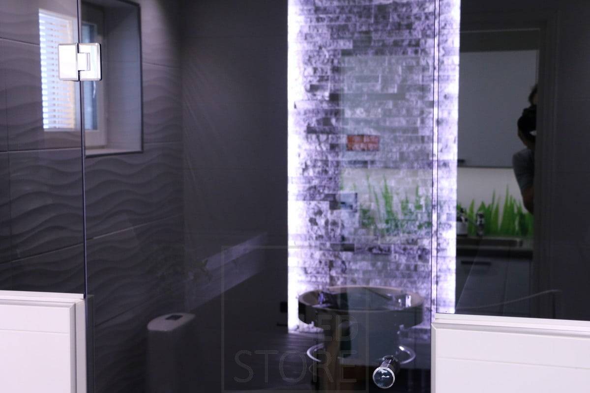 Resaltando detalles con la ayuda de una tira de leds. Tiras de leds en posición vertical a ambos lados de la pared, resaltando la hermosa pared de piedra detrás de la estufa. Ledstore.fi