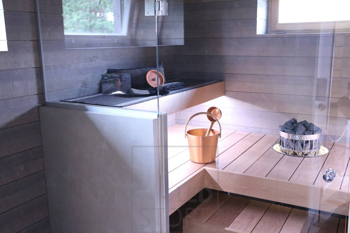 Una tira de leds bajo el banco crea una hermosa luz ambiental en la sauna. Ledstore.fi