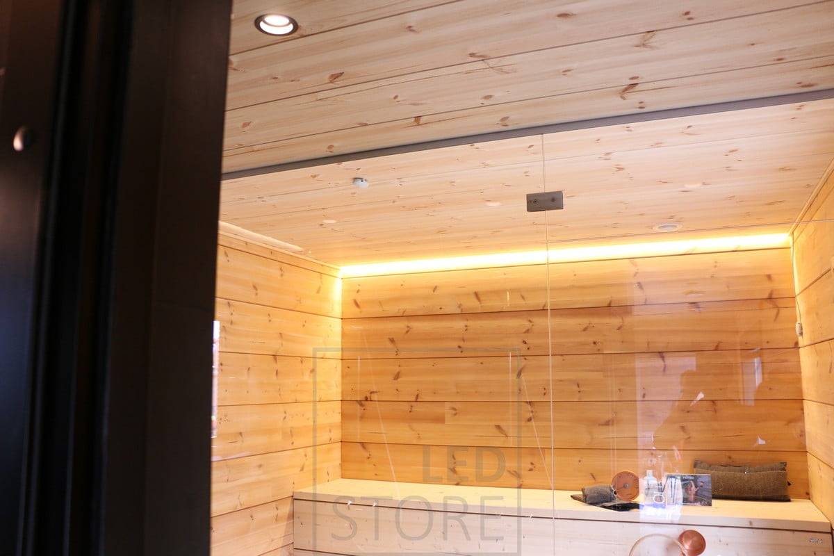 Tira de leds en el techo de la sauna que crea una luz indirecta atmosférica en la sala de la sauna. Ledstore.fi