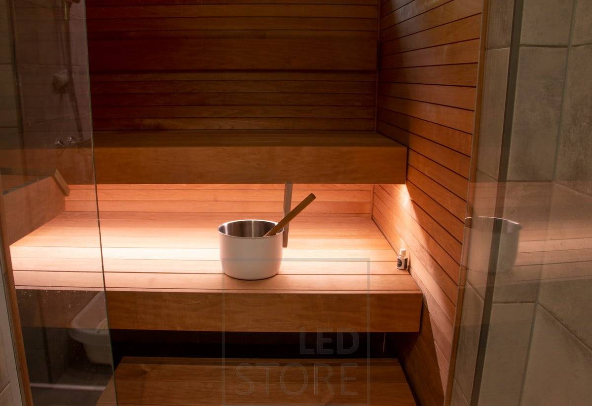 En la sauna, una tira de leds bajo el banco crea una iluminación indirecta. Ledstore.fi