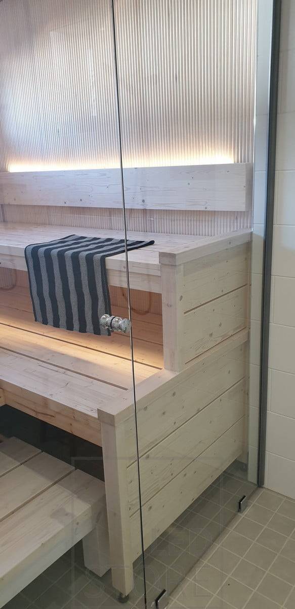 Tira de leds para iluminación atmosférica de saunas. Luz indirecta desde el respaldo hacia arriba y desde el techo hacia abajo. Ledstore.fi