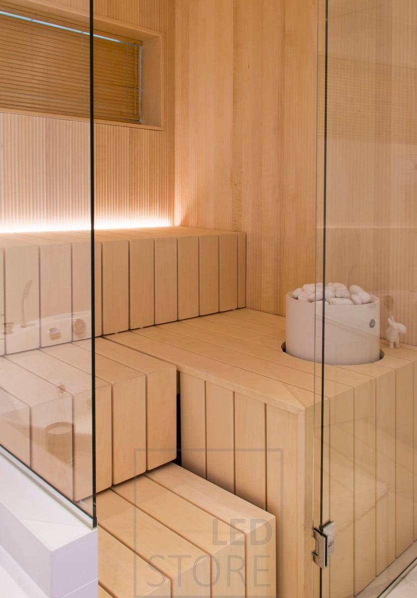 En la sauna, una tira de leds en la ranura detrás del banco, mirando hacia arriba. Ledstore.fi