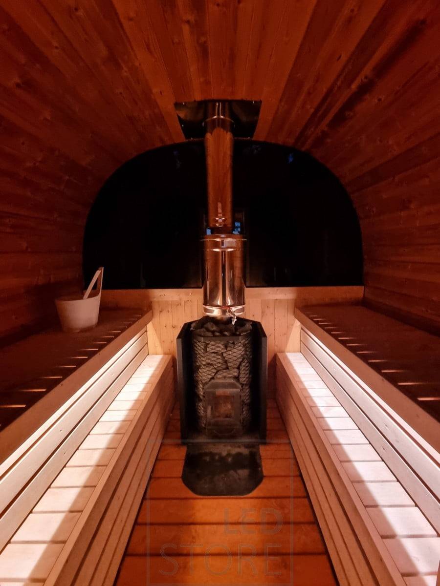 Iluminación ambiental para sauna creada con luz indirecta, tira led bajo los bancos. Ledstore.fi