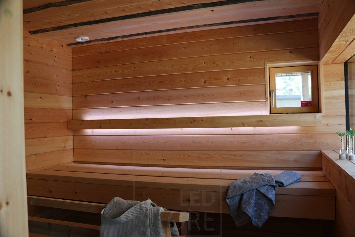 Tira de leds en el respaldo, ilumina tanto hacia arriba como hacia abajo. Ledstore.fi