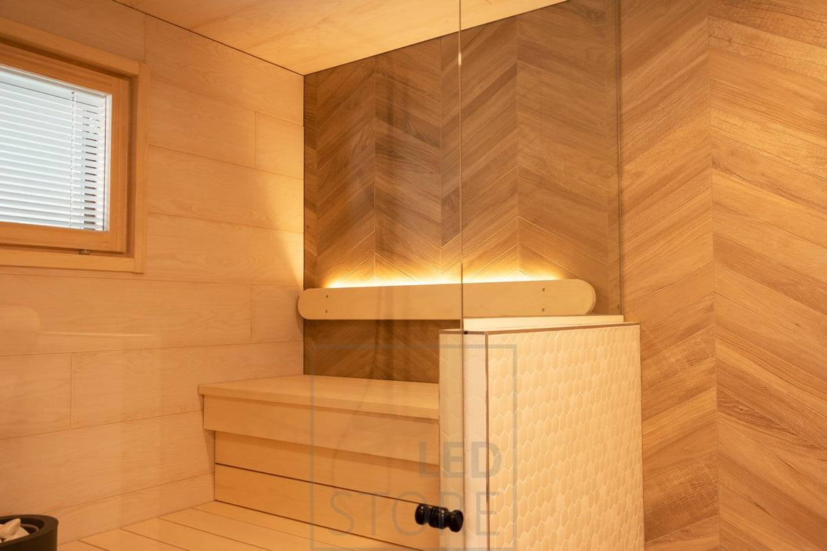 Tira de LED en el respaldo de la sauna, orientada hacia arriba. Ledstore.fi