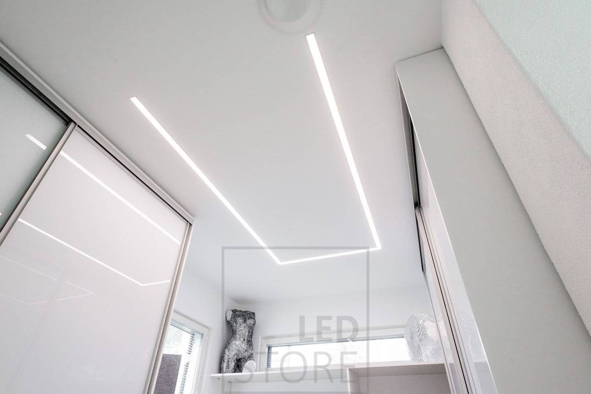 En un armario, un amplio perfil enrasado con dos tiras de luz LED. La luz es eficiente y se concentra donde se necesita. Ledstore.fi