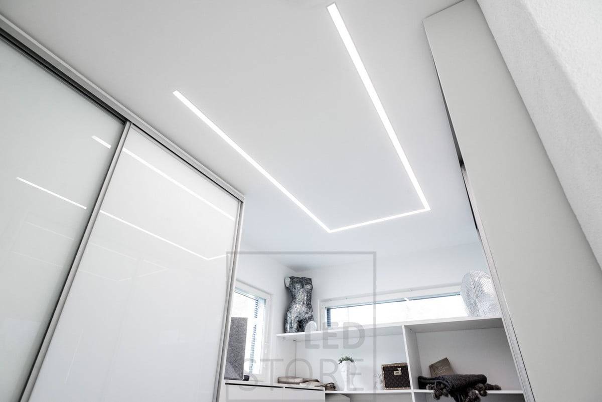 Tiras de luz Led en un amplio perfil empotrado iluminando un armario. El perfil gira alrededor de la habitación para que la luz se dirija hacia donde se necesita. Ledstore.fi