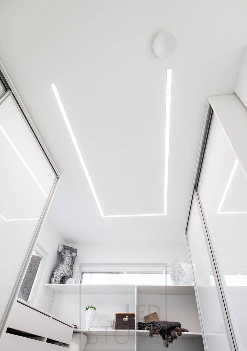 Tiras de leds en un amplio perfil enrasado que iluminan un armario. El perfil gira alrededor de la habitación para que la luz se concentre donde más se necesita. Ledstore.fi