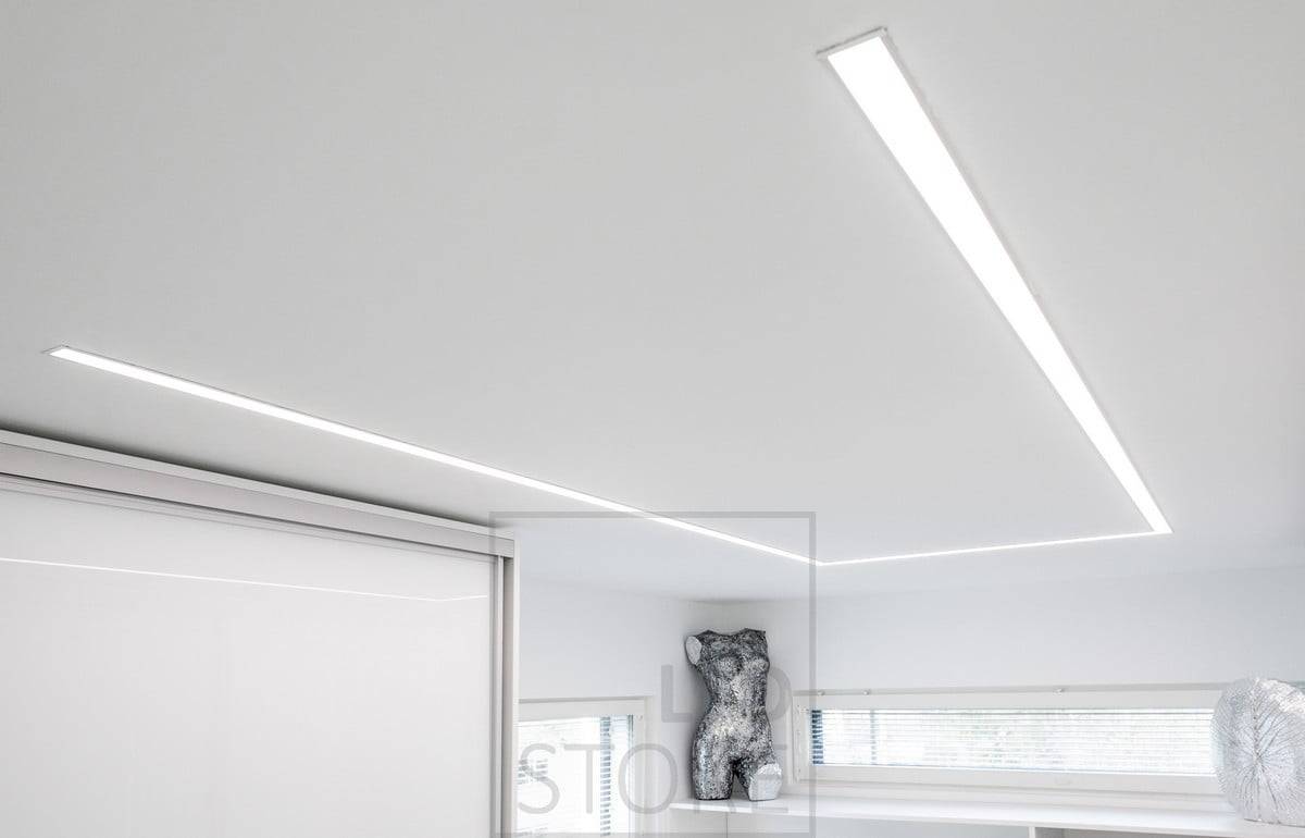 Perfil empotrado ancho que ilumina un armario. El perfil gira alrededor de la habitación para que la luz se concentre donde más se necesita. Ledstore.fi