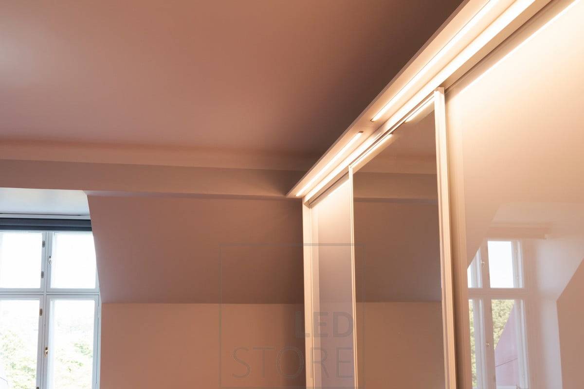 Cinta de leds en un estrecho perfil enrasado que ilumina una caja superior de armario. Ledstore.fi
