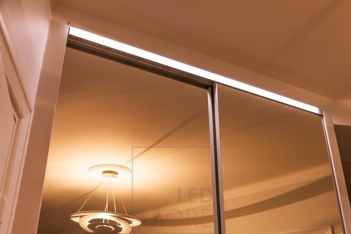 Tira de leds empotrada en un armario para iluminar con luz indirecta a través de un espejo. Ledstore.fi