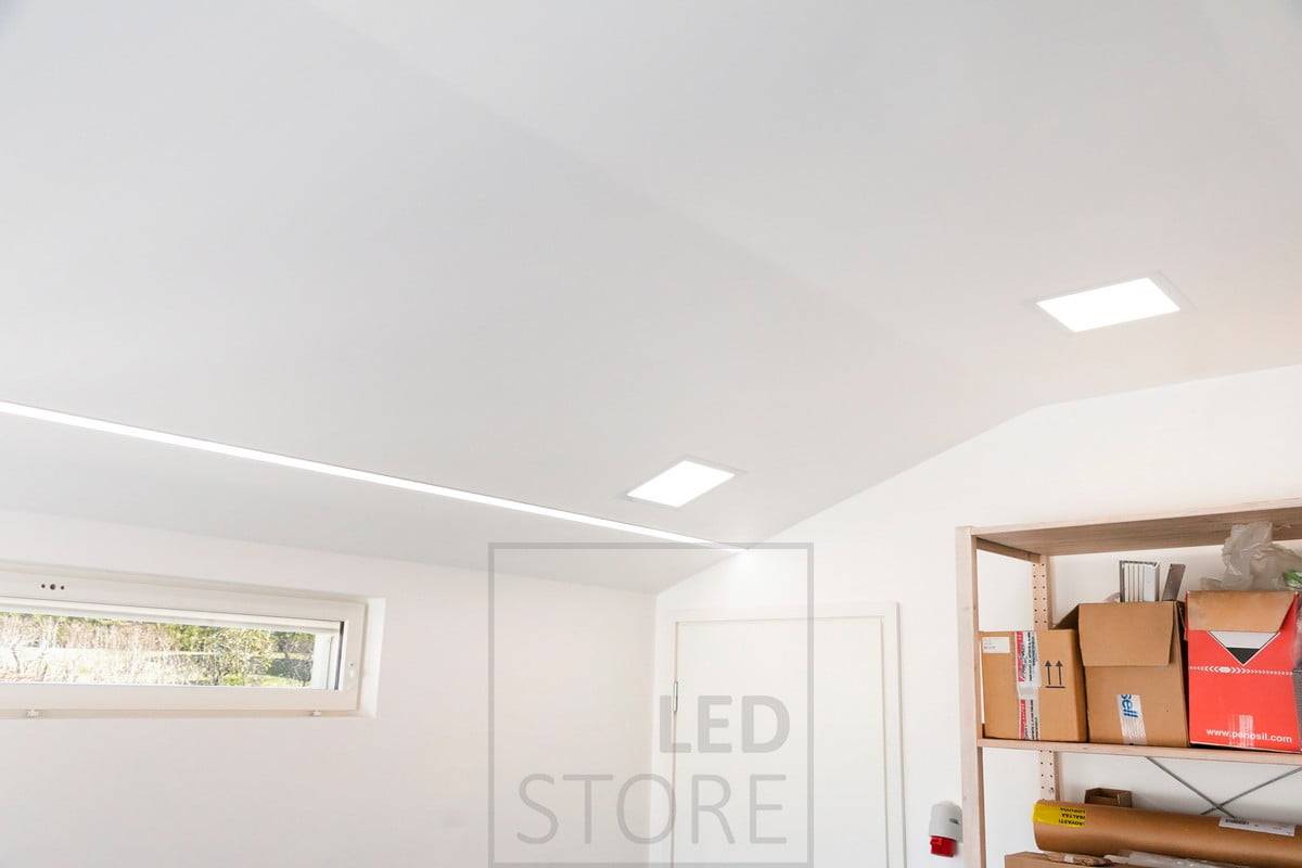 Luminarias Panel 300 combinadas con un amplio perfil empotrado con dos tiras de LED. La iluminación es eficiente y suficiente para la iluminación de pasatiempos. Ledstore.fi