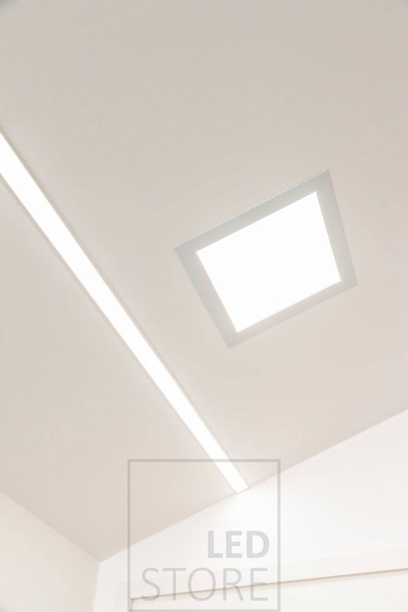 Luminaria Panel 300 combinada con un amplio upporpofil con dos tiras led. La iluminación es eficiente y suficiente para la iluminación de aficiones. Ledstore.fi