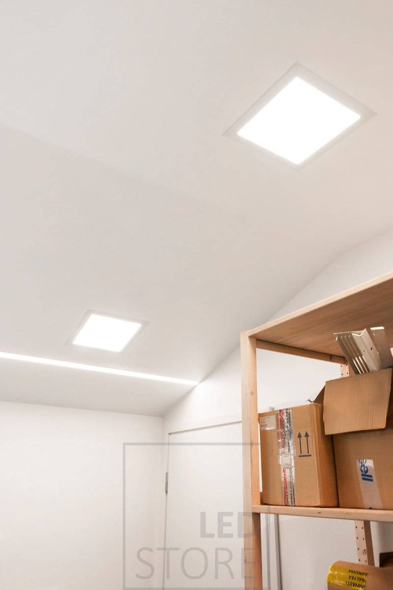 Luminarias empotrables de panel combinadas con un amplio perfil empotrable con dos tiras de luces LED. Ledstore.fi