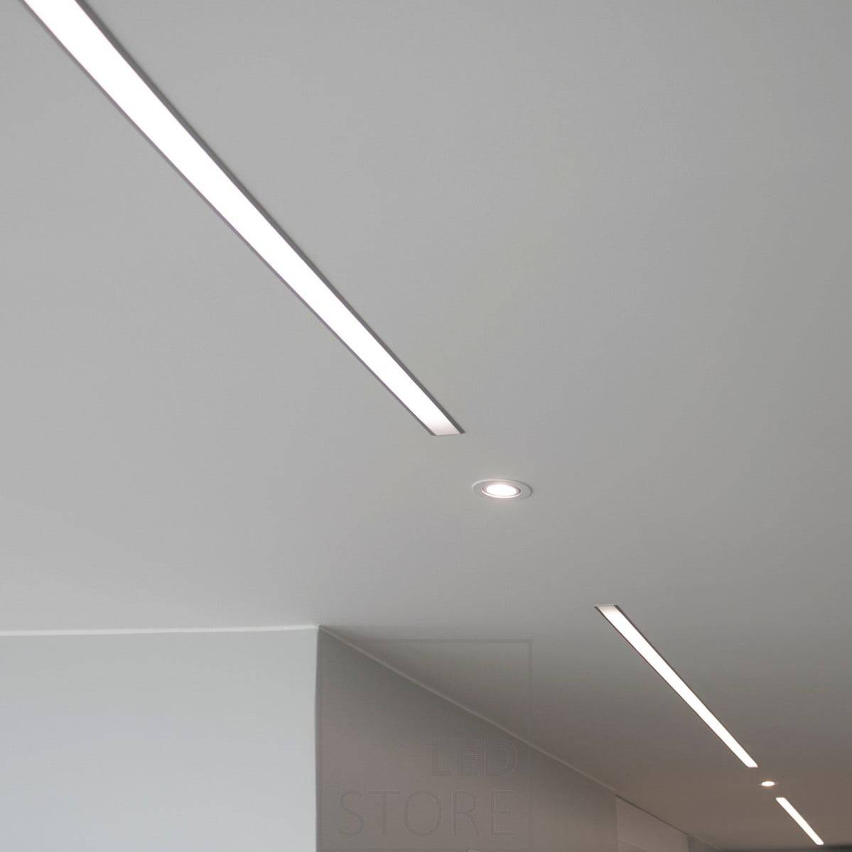 Amplio perfil enrasado con tiras de LED que crean bellas y eficientes líneas de luz en el techo. Ledstore.fi