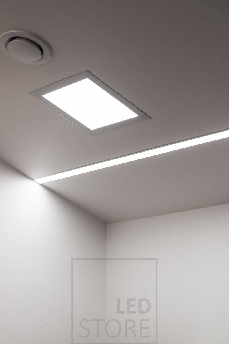 Dos tiras de LED en un amplio perfil enrasado y un panel empotrado al lado para una iluminación eficiente y uniforme. Ledstore.fi