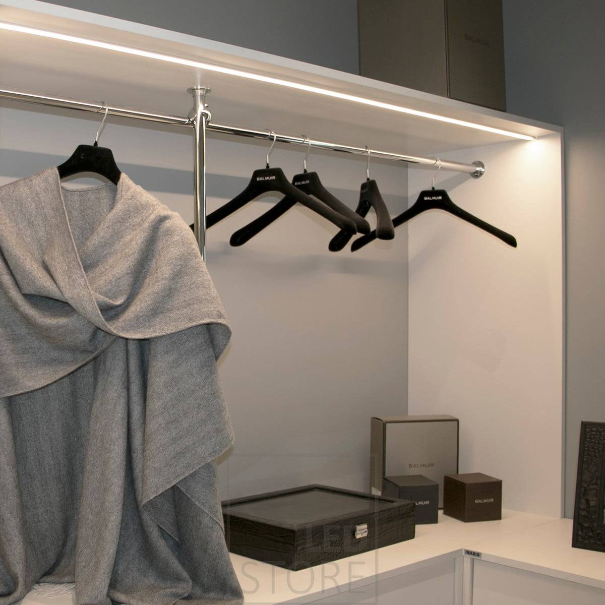 Tira de luz led en un perfil estrecho empotrado iluminando un armario. Ledstore.fi