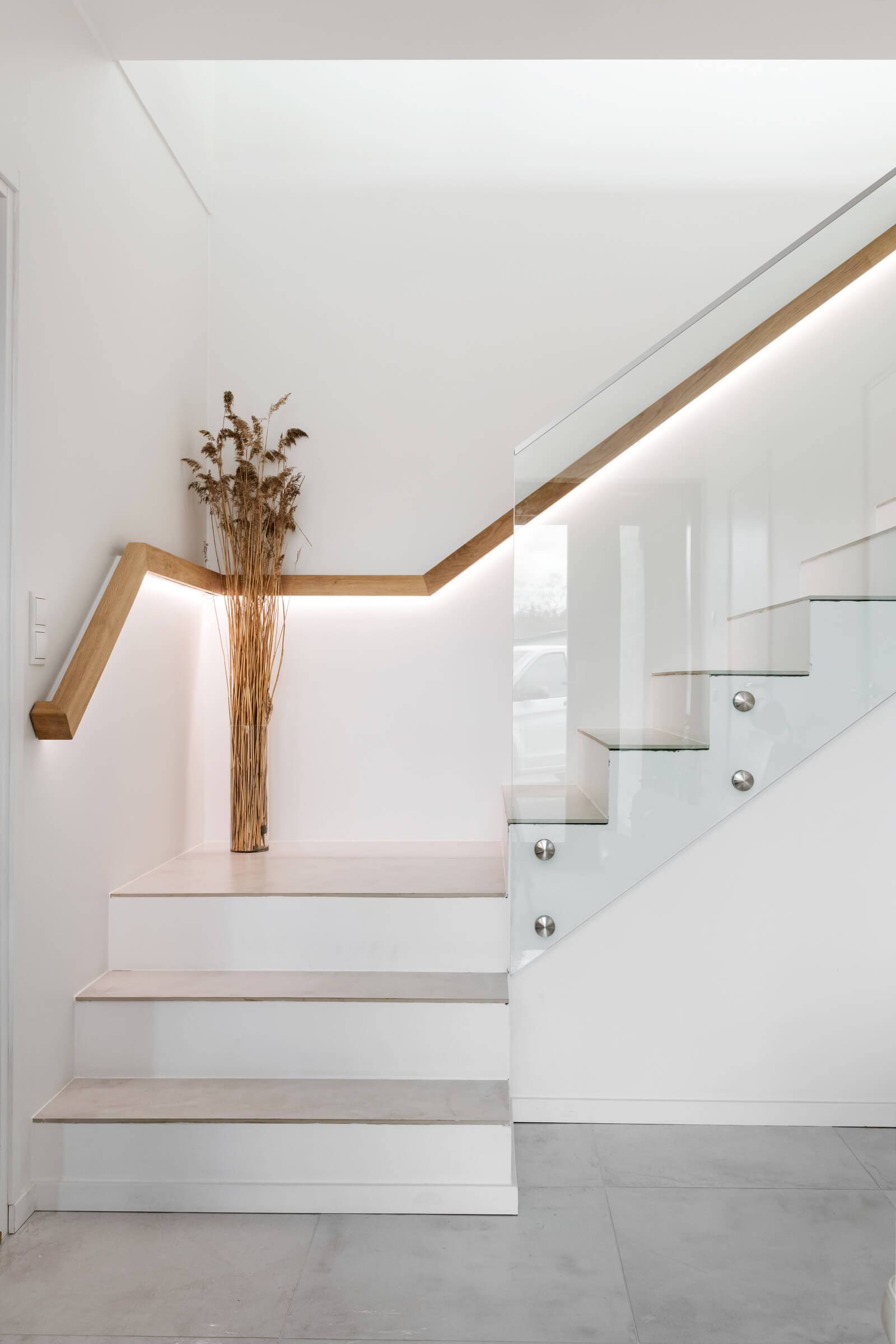Fondo verde con cuadrado blanco, texto "LED STORE" en el interior, "LED" encima del texto "STORE".