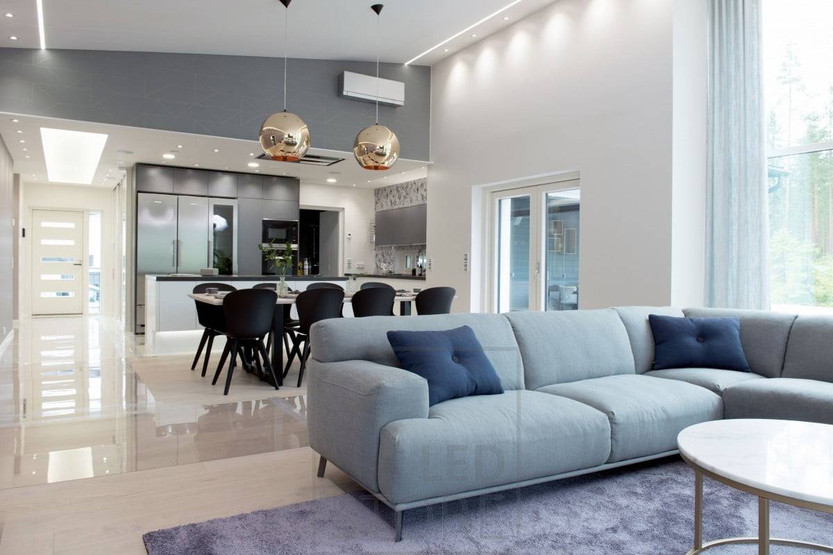 Pequeños focos en la habitación y un poste LED en un estrecho perfil empotrado en el techo alrededor de los bordes del salón. Además, hay luces decorativas en el techo y una eficaz iluminación general en la cocina. Ledstore.fi