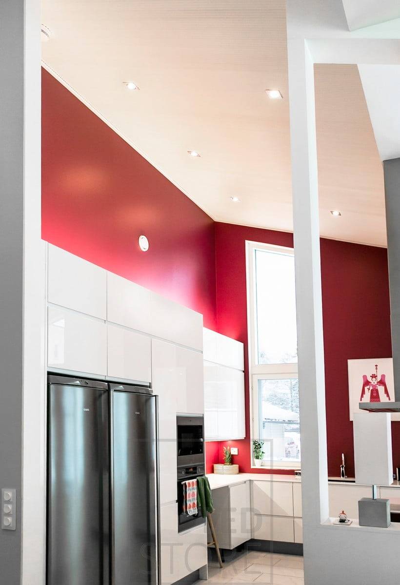 En un techo inclinado en la cocina, iluminación puntual direccional. Ledstore.fi