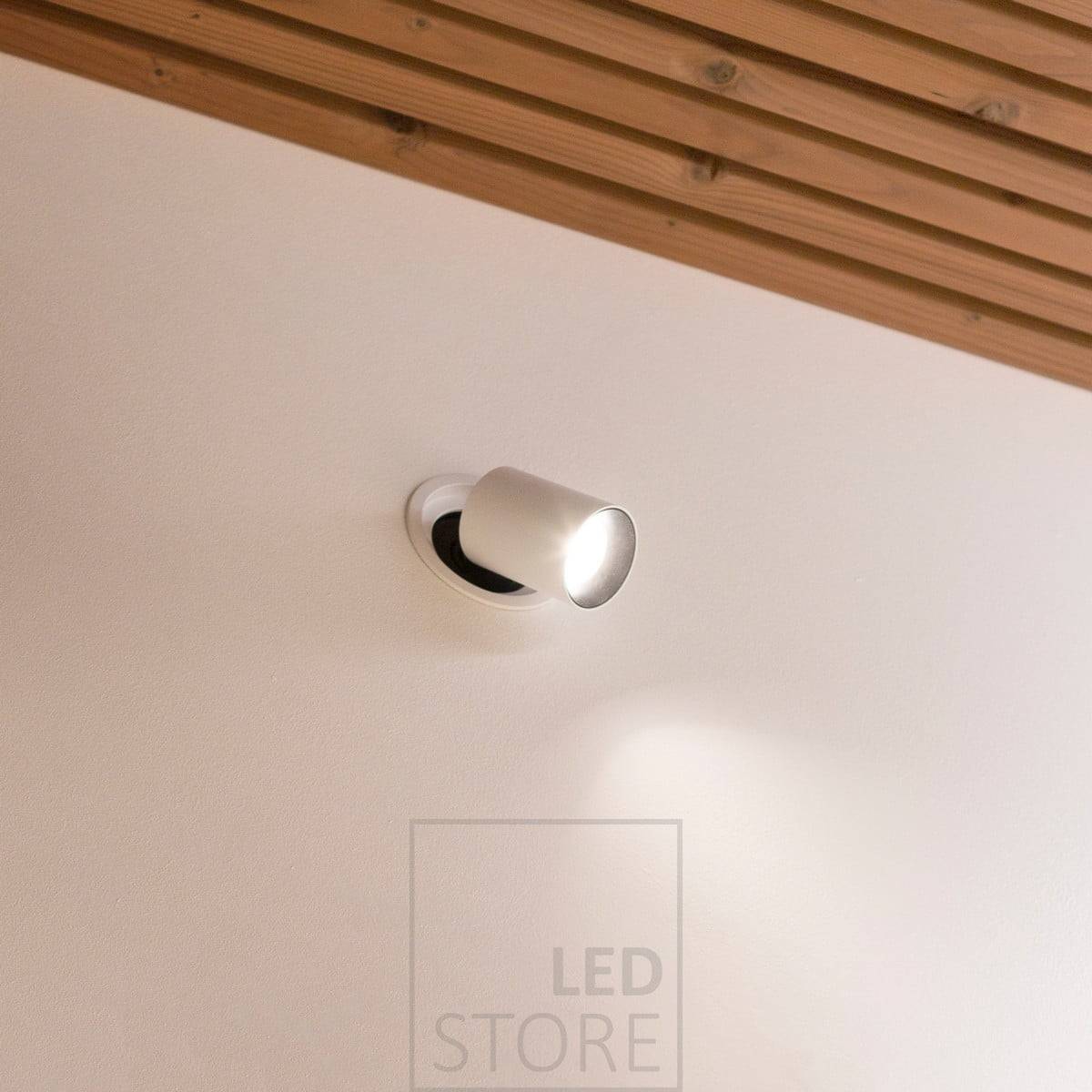 Foco led KOLO montado en la pared. La luminaria puede mantenerse en el interior o extraerse y orientarse hasta 90 grados. Ledstore.fi