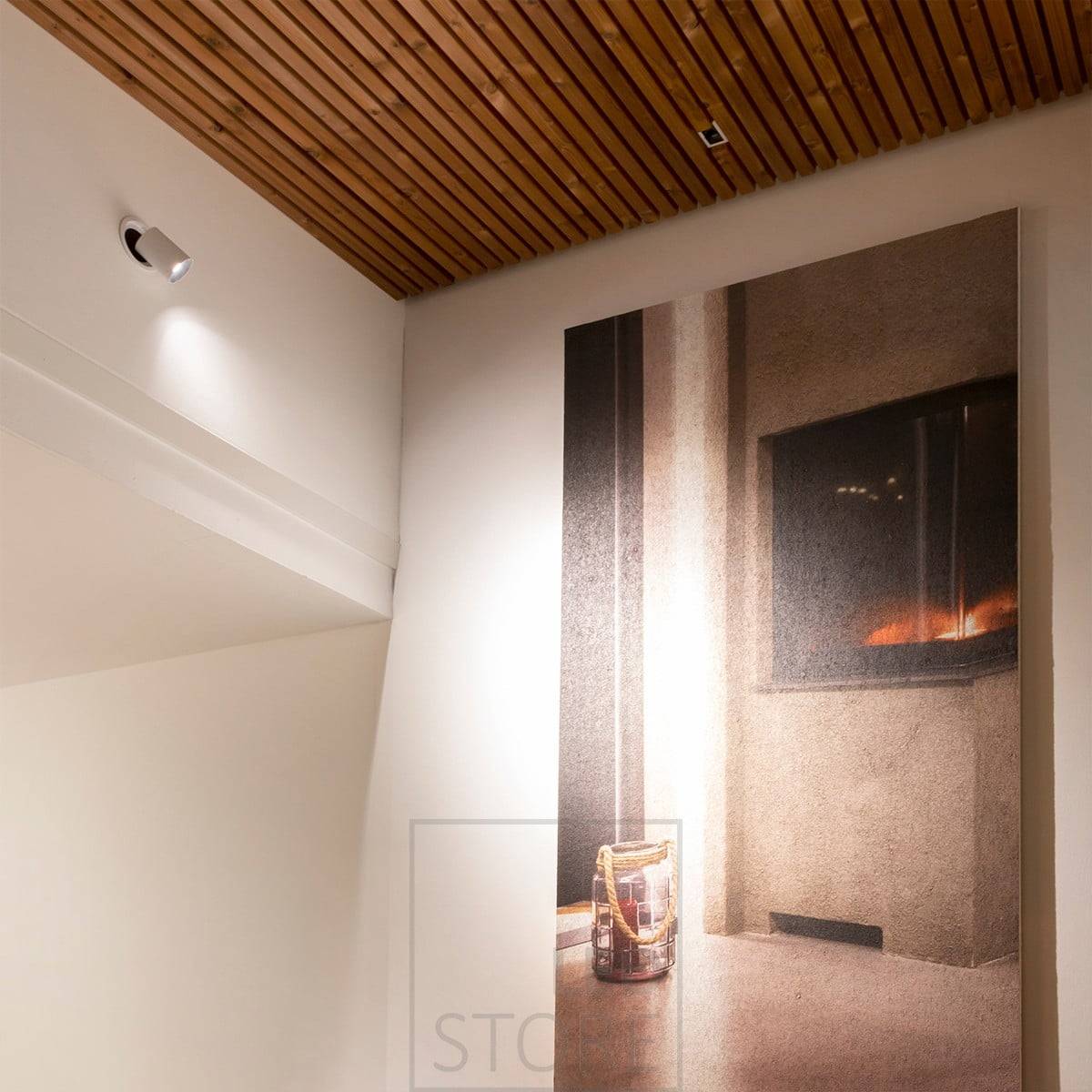 Foco led KOLO empotrado en la pared, iluminando un cuadro. El foco KOLO es retráctil y escamoteable. Ledstore.fi