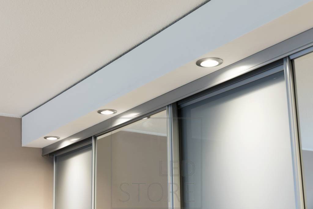 Focos led sobre el armario en el cajón, iluminando el contenido del armario y el frontal del mismo. Ledstore.fi